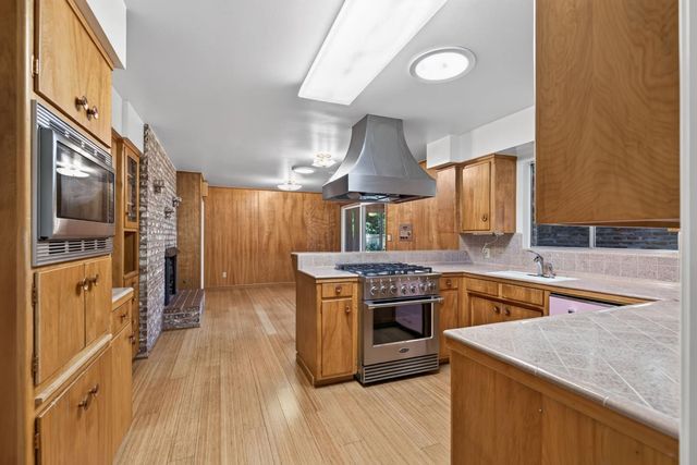 6573 S Land Park Dr, Sacramento, CA 95831