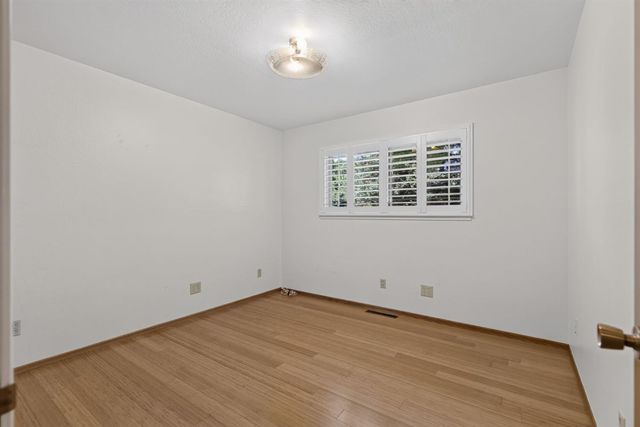6573 S Land Park Dr, Sacramento, CA 95831