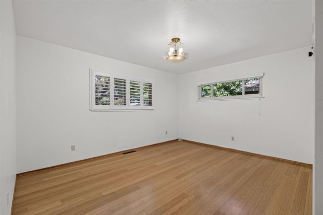 6573 S Land Park Dr, Sacramento, CA 95831