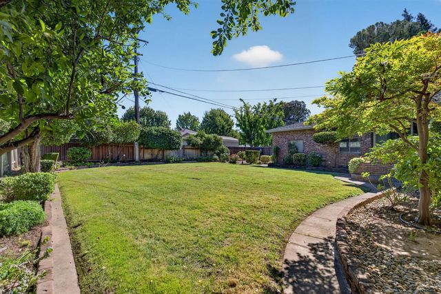 6573 S Land Park Dr, Sacramento, CA 95831