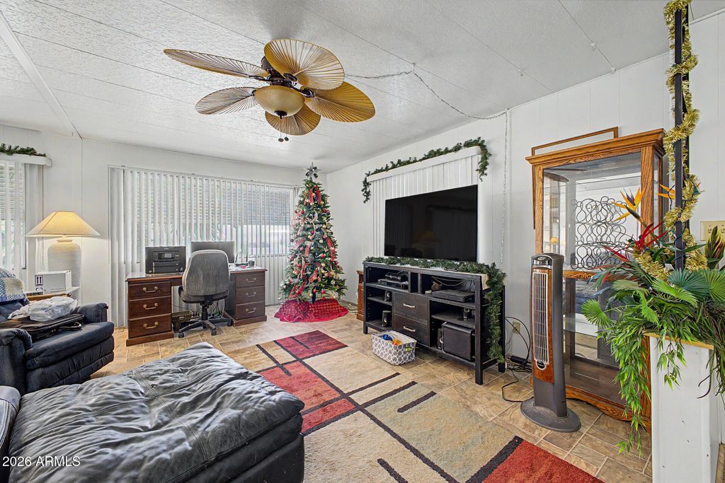 Image 5 of property listing at 10201 N 99TH Avenue 70b, Peoria, AZ 85345