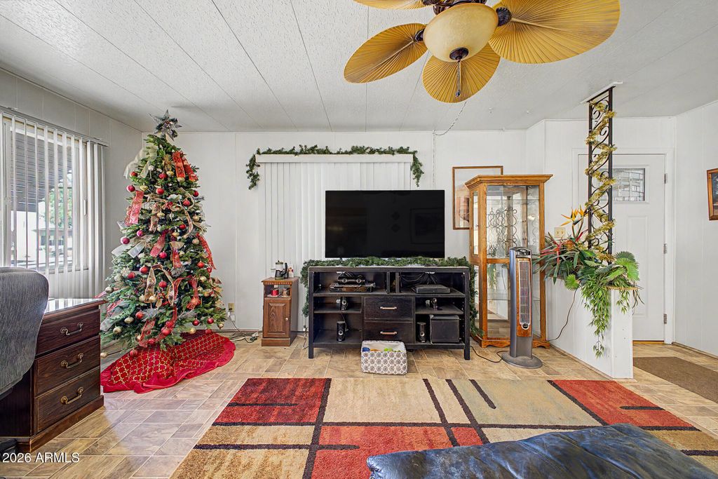 Image 7 of property listing at 10201 N 99TH Avenue 70b, Peoria, AZ 85345