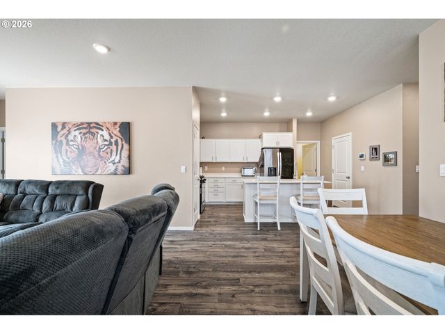 2779 FENYA St, Springfield, OR 97477