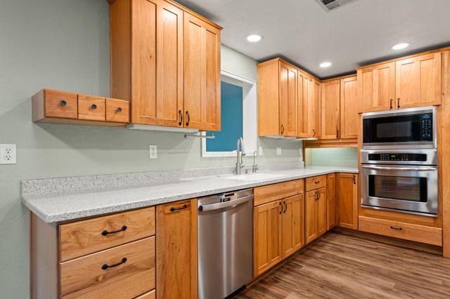 907 Comet Avenue, Central Point, OR 97502