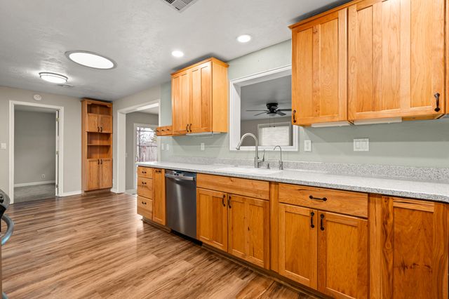 907 Comet Avenue, Central Point, OR 97502