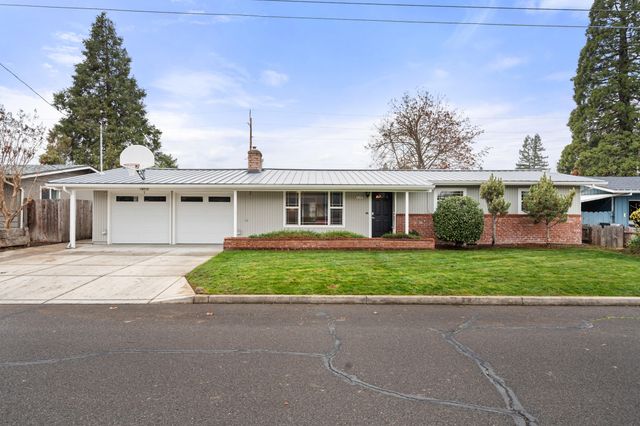 907 Comet Avenue, Central Point, OR 97502