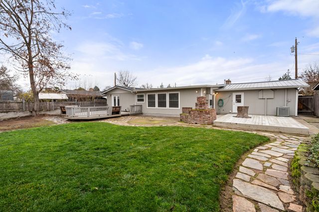 907 Comet Avenue, Central Point, OR 97502