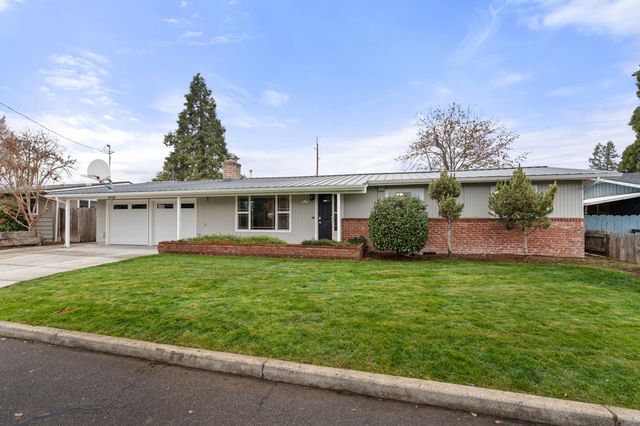 907 Comet Avenue, Central Point, OR 97502