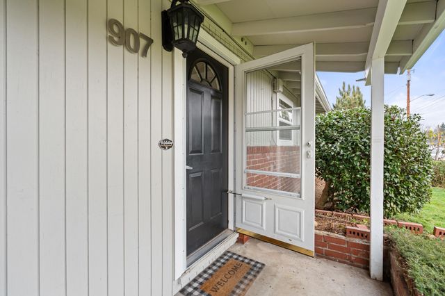 907 Comet Avenue, Central Point, OR 97502