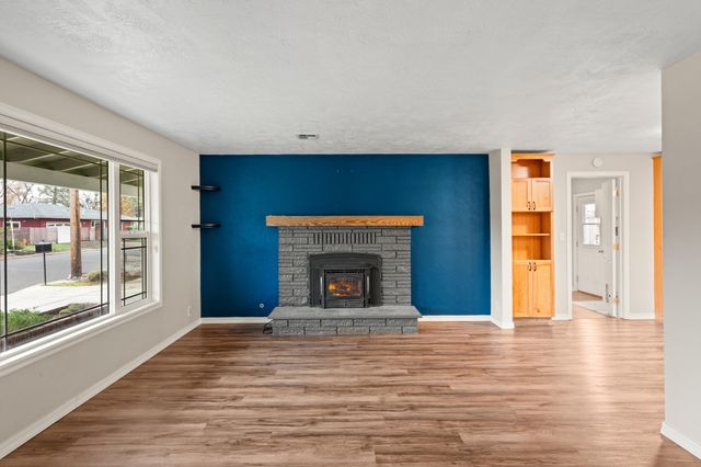 907 Comet Avenue, Central Point, OR 97502