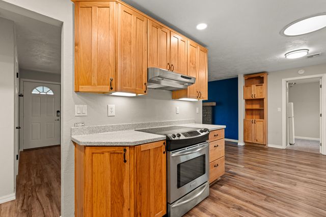 907 Comet Avenue, Central Point, OR 97502