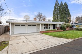 907 Comet Avenue, Central Point, OR 97502