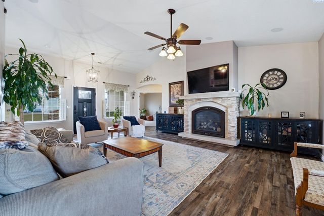 8603 Whipple Ave, Pasco, WA 99301