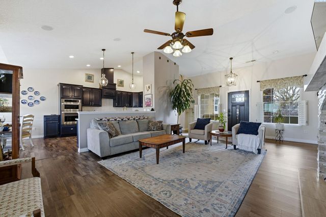 8603 Whipple Ave, Pasco, WA 99301