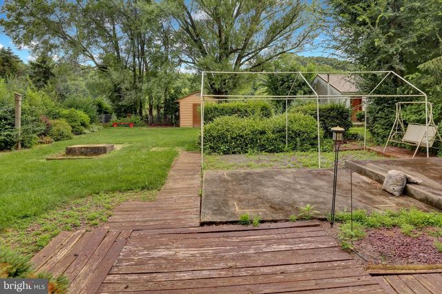 246 SANDHILL RD, Fleetwood, PA 19522