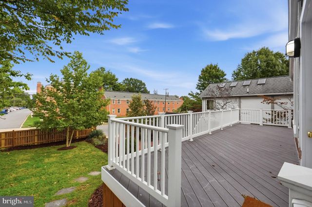 27 N FENWICK ST N, Arlington, VA 22201
