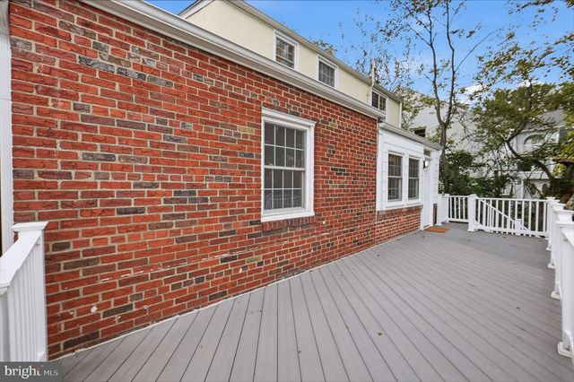27 N FENWICK ST N, Arlington, VA 22201