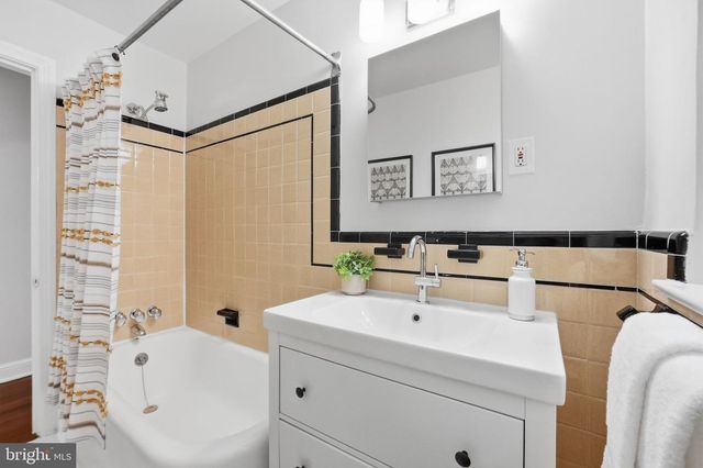 27 N FENWICK ST N, Arlington, VA 22201