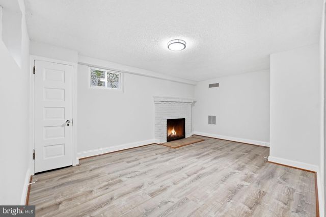 27 N FENWICK ST N, Arlington, VA 22201