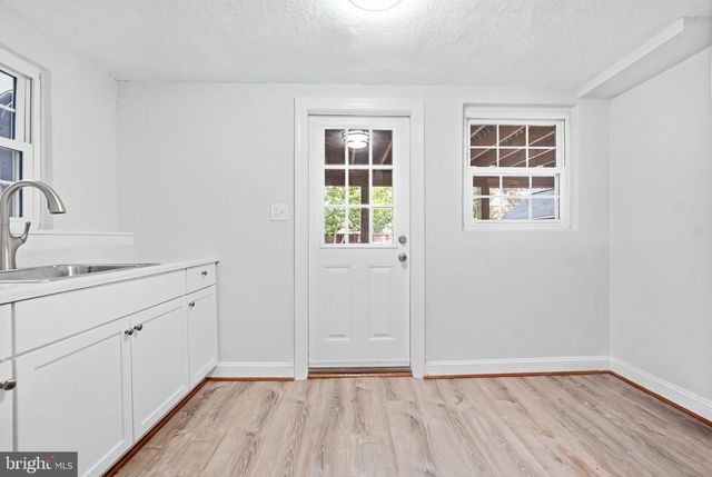 27 N FENWICK ST N, Arlington, VA 22201
