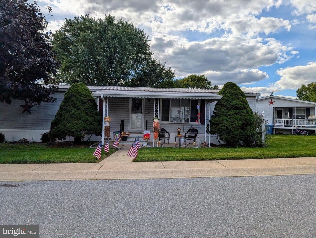 1 CREEKSIDE DR, West Grove, PA 19390