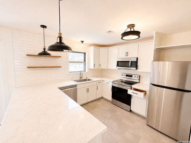 445 Granada Dr, New Braunfels, TX 78130