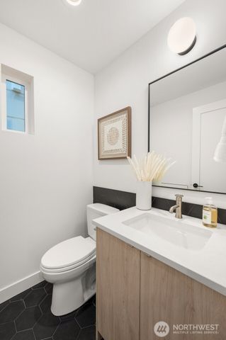 222 D 10th Avenue E, Seattle, WA 98102