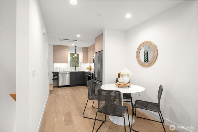 222 D 10th Avenue E, Seattle, WA 98102