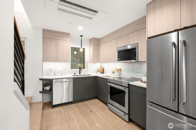 222 D 10th Avenue E, Seattle, WA 98102