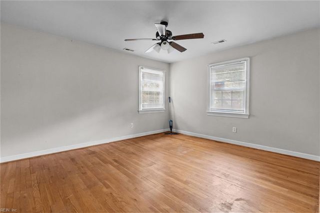 6 Blackwater LN, Hampton, VA 23669