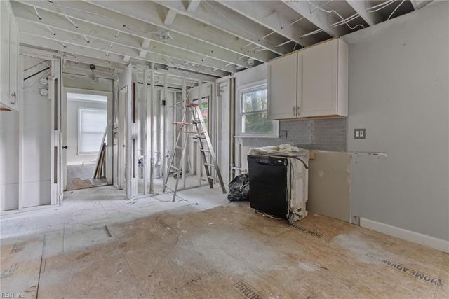6 Blackwater LN, Hampton, VA 23669
