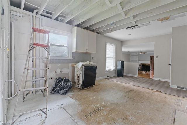 6 Blackwater LN, Hampton, VA 23669