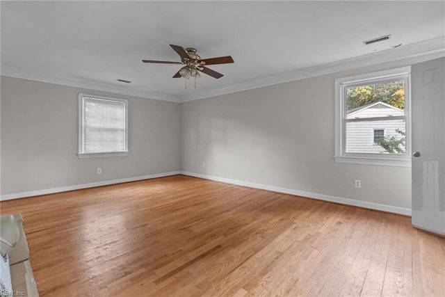 6 Blackwater LN, Hampton, VA 23669