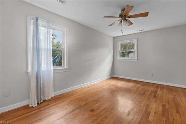 6 Blackwater LN, Hampton, VA 23669