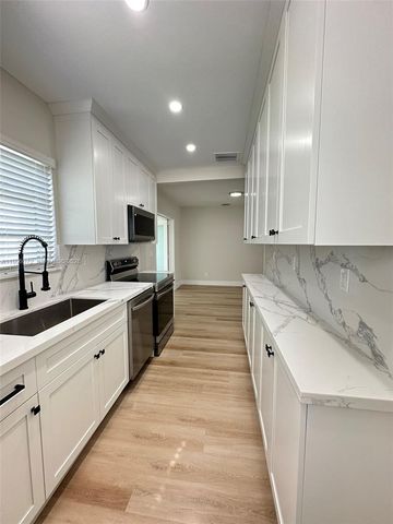 275 NE 115th St, Miami, FL 33161