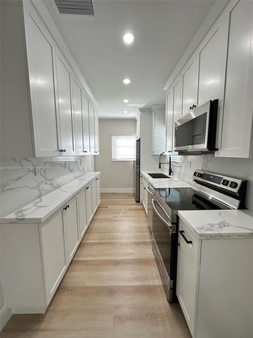 275 NE 115th St, Miami, FL 33161