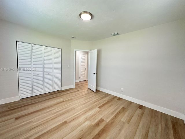 275 NE 115th St, Miami, FL 33161