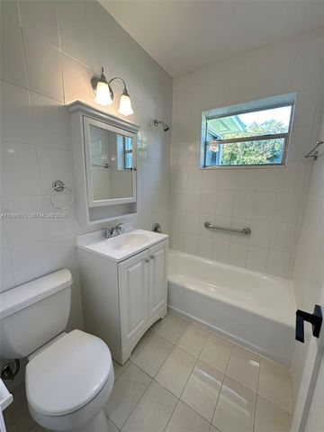 275 NE 115th St, Miami, FL 33161