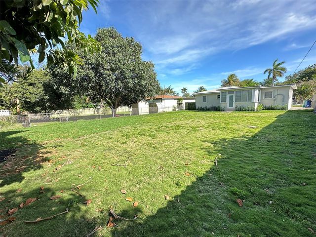 275 NE 115th St, Miami, FL 33161