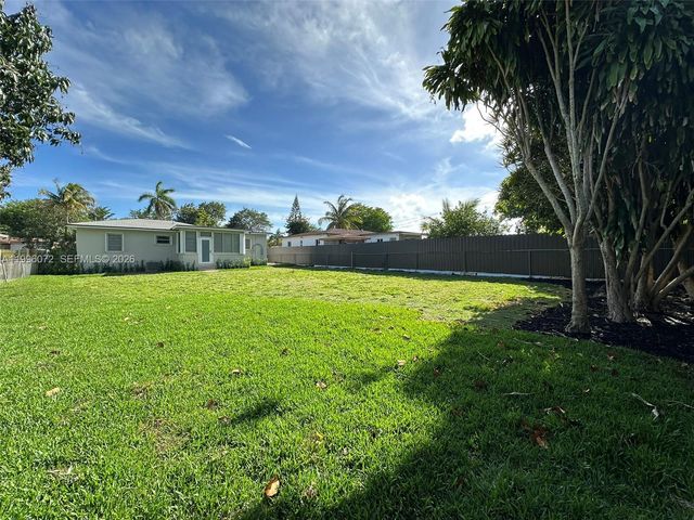 275 NE 115th St, Miami, FL 33161