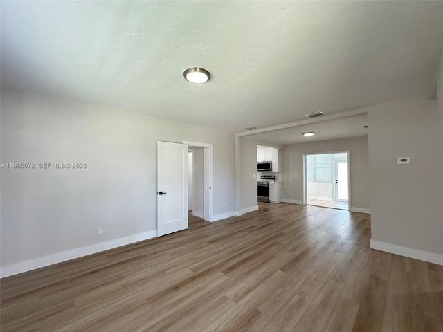 275 NE 115th St, Miami, FL 33161