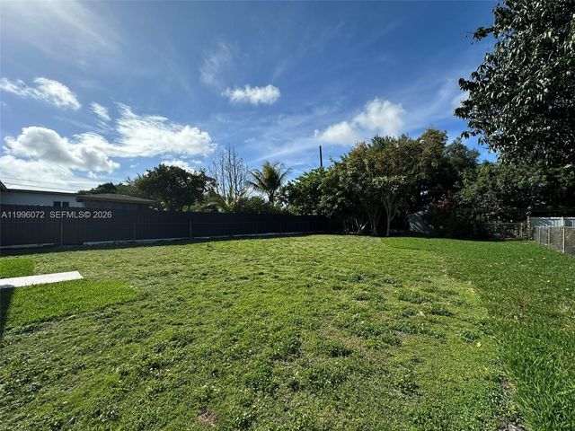 275 NE 115th St, Miami, FL 33161