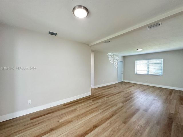 275 NE 115th St, Miami, FL 33161