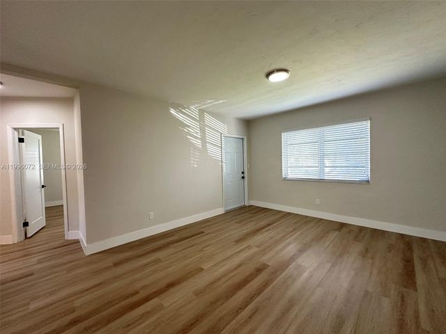 275 NE 115th St, Miami, FL 33161