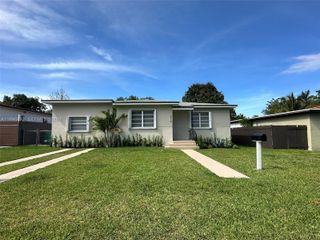 275 NE 115th St, Miami, FL 33161