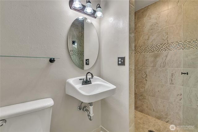 29820 6th Avenue S, Federal Way, WA 98003