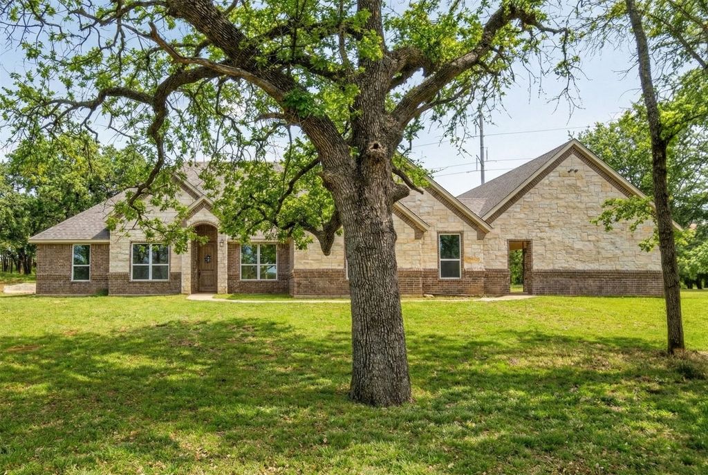 306 Garden Court, Springtown, TX 76082