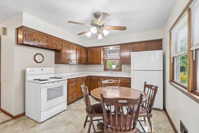 4554 S 48th STREET, Greenfield, WI 53220