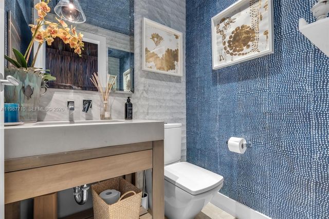 140 Hampton Ln, Key Biscayne, FL 33149