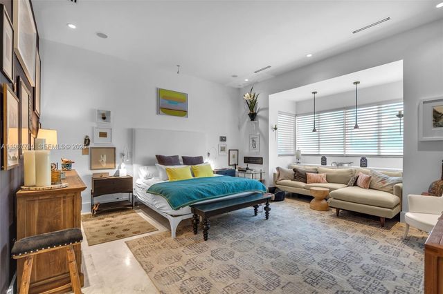 140 Hampton Ln, Key Biscayne, FL 33149